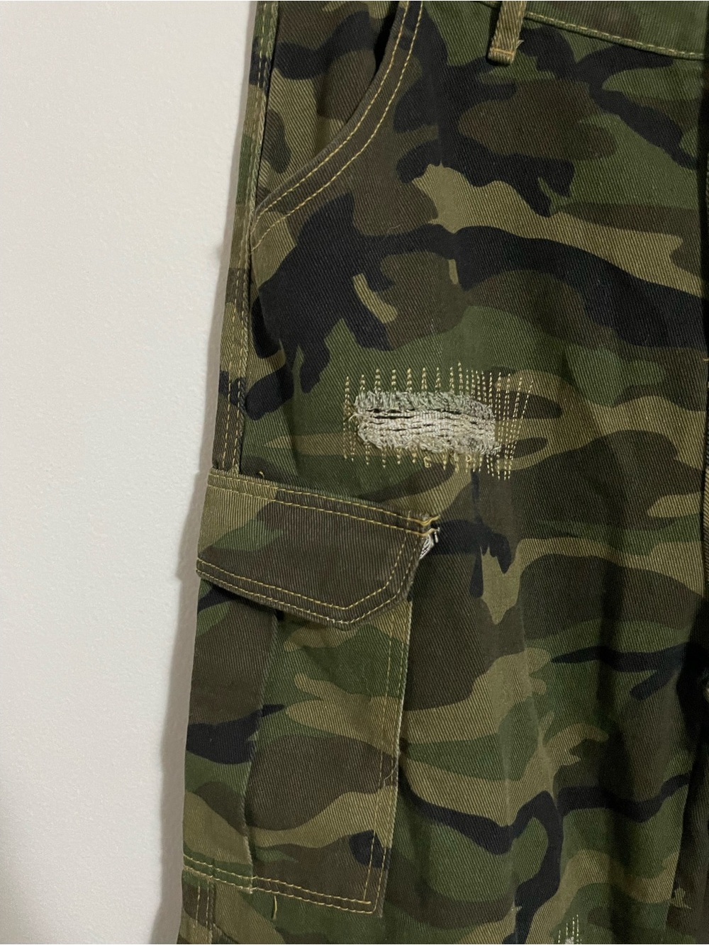 Streetwear Distressed Camo Cargo Jorts - Picture 6 of 8